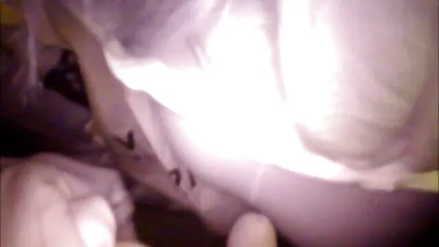 美しい金髪はベッドでオーガズムに来る 動画 エロ 女性