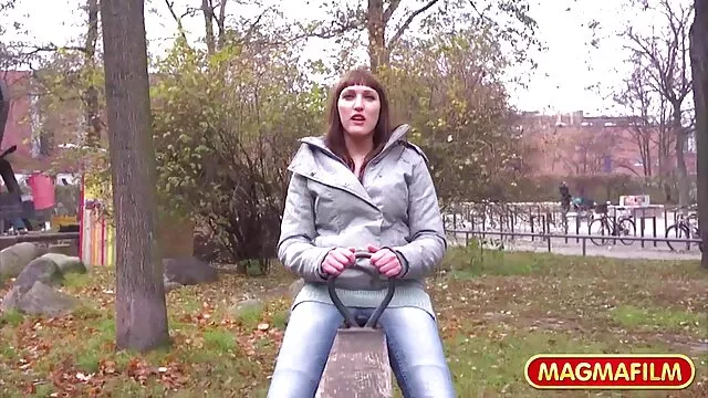 美しいアシュリーは興奮のためにしゃがんで自慰行為をしました。 エロ 動画 女 無料