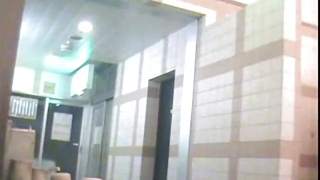 日本の女性は、男性が膣の中で自分自身を見ることを許しました。 男 と 女 の エッチ な 動画