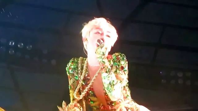 男は若い牛を訪問し、それを植えるようになりました。 女の子 動画 エロ