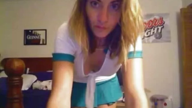 犬の女の子は、彼女の口の中で男根を取る勇気を持ってポーズします えろ 動画 おんな
