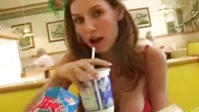男性と塗装された金髪 無料 エロ 動画 女
