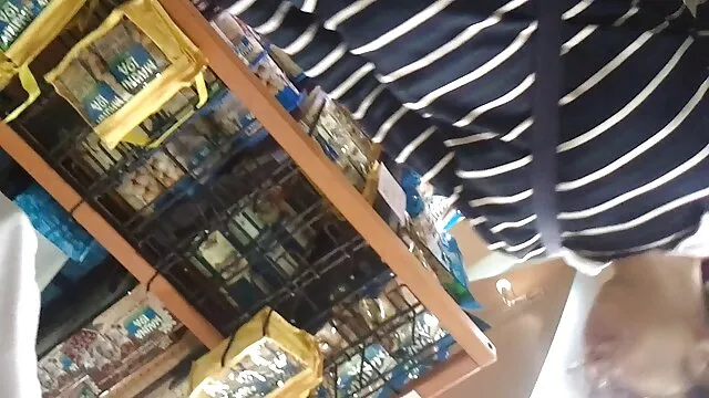 おもちゃで敏感な女の子の稚魚。 女性 の h 動画