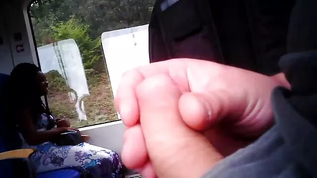 彼女の足に立ち往生したディルドを持つSlutは彼女の膣に触れる 女 エッチ 動画 無料