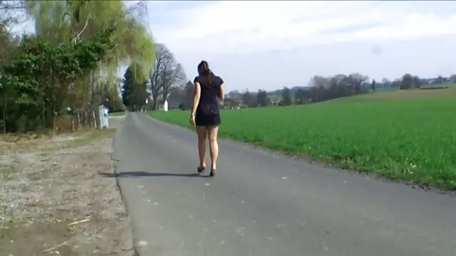 処女はまた、彼女の裸を示しています。 えろ おんな 動画