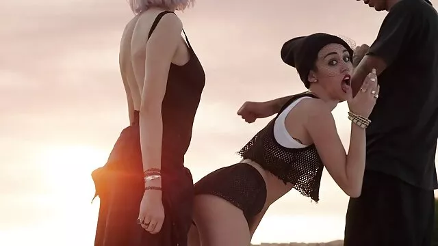 タイトな服に詰め込ま情熱的に自宅で彼女の恋人との愛を作る 女 動画 セックス