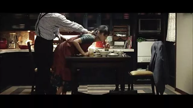 ふしだらな女は男根を吸い、肛門の穴を与えます えろ 動画 女