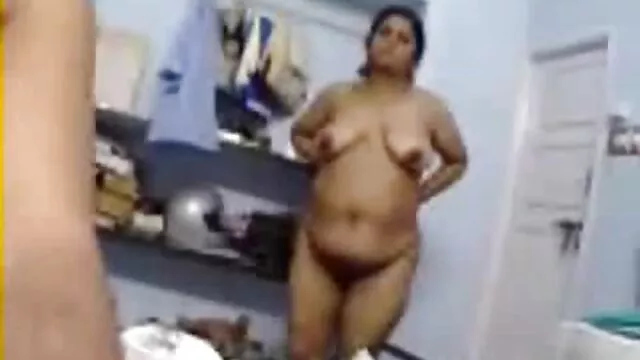 ブロンドはロシアの西洋ワサビを吸う。 エッチ 女の子 動画