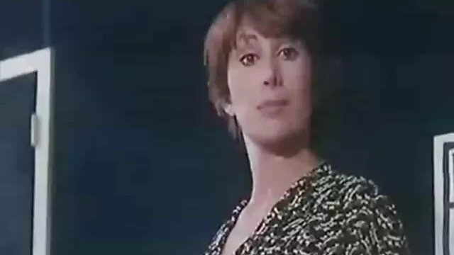 アイラは彼の恋人にフェラチオを与え、自分自身を愛撫する。 エロ 女 無料 動画