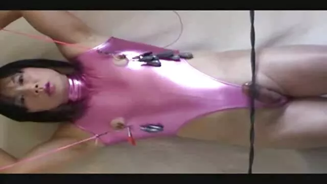 ピアス乳首の完全なブルネットは、男性に特別なフェラチオを行います。 h 女性 動画