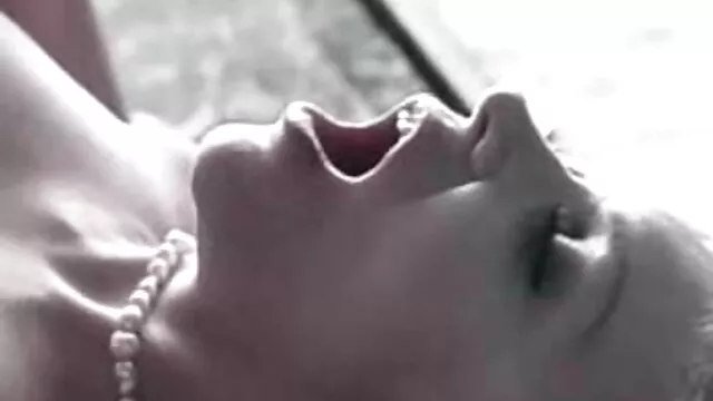 男との最初のデートで酔ってしまった後、女の子は自分自身を性交する エッチ 動画 女の子
