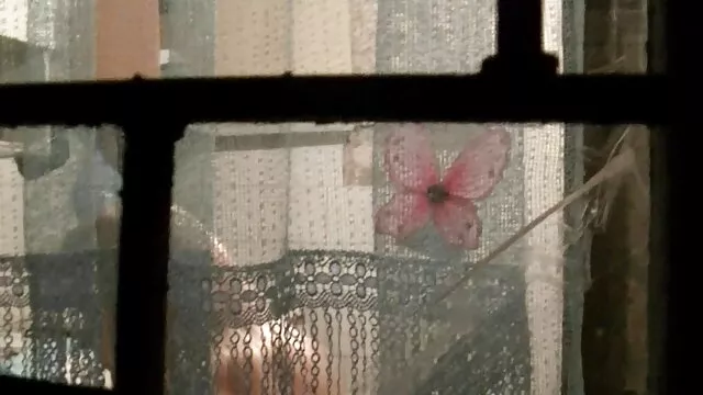男は車の中で開いている窓から女性を性交する。 動画 女 h