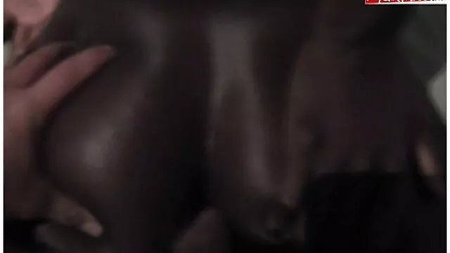 入れ墨女の子はウェブカメラの前で揚げ エロ 動画 女性 人気