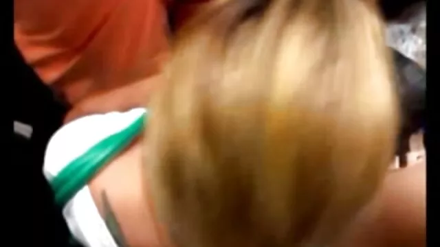 ポルノモデルは、写真家にフェラチオを与えます。 エロ 動画 女性 安心