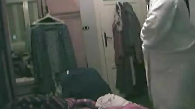 マスクされた男は、堕落した喫煙愛人のための灰皿として役立ちます。 エロ 動画 女 無料